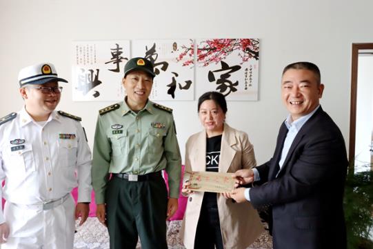 慰问新中国成立70周年阅兵走过天安门前军人家属