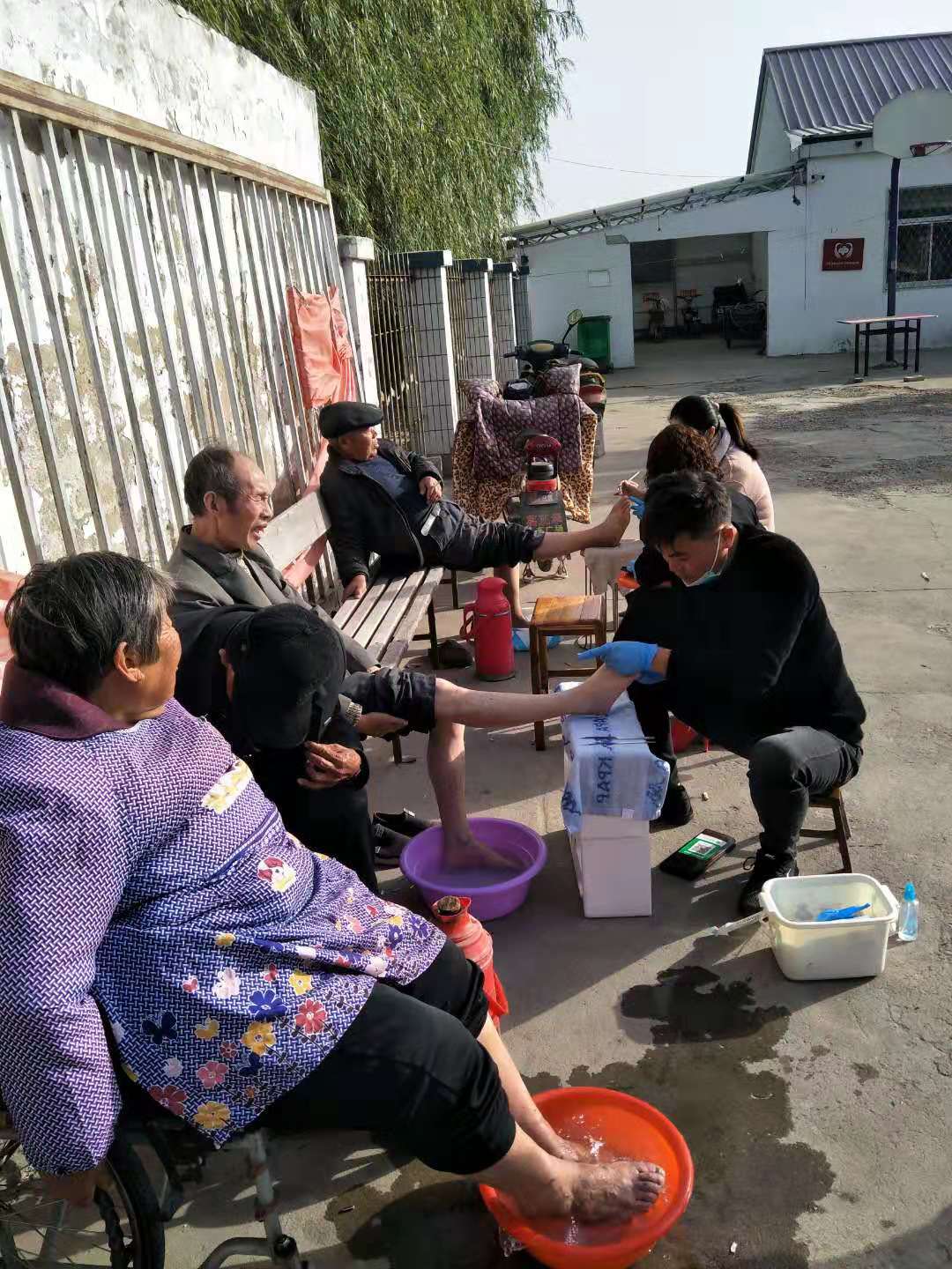 百禄镇:能力全国为敬老院老年人开展免费修脚竞赛中小学生活动爱心英语人士图片