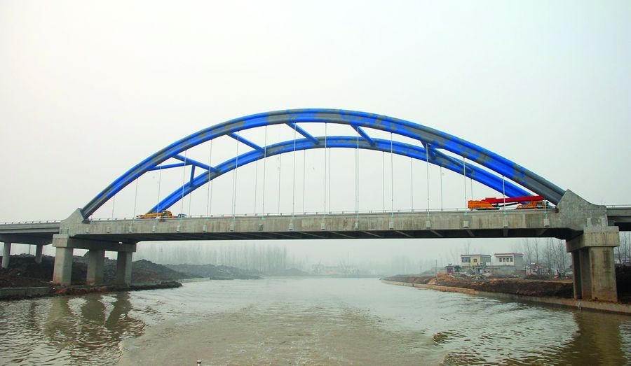 上部结构主桥采用下承式系杆拱结构,下部结构采用柱式墩接盖梁,基础