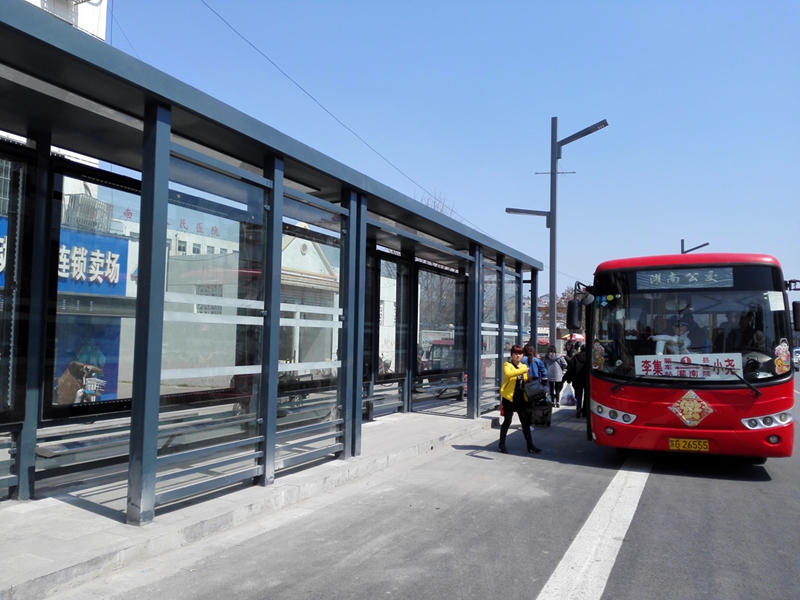 港湾式公交站台投入运行