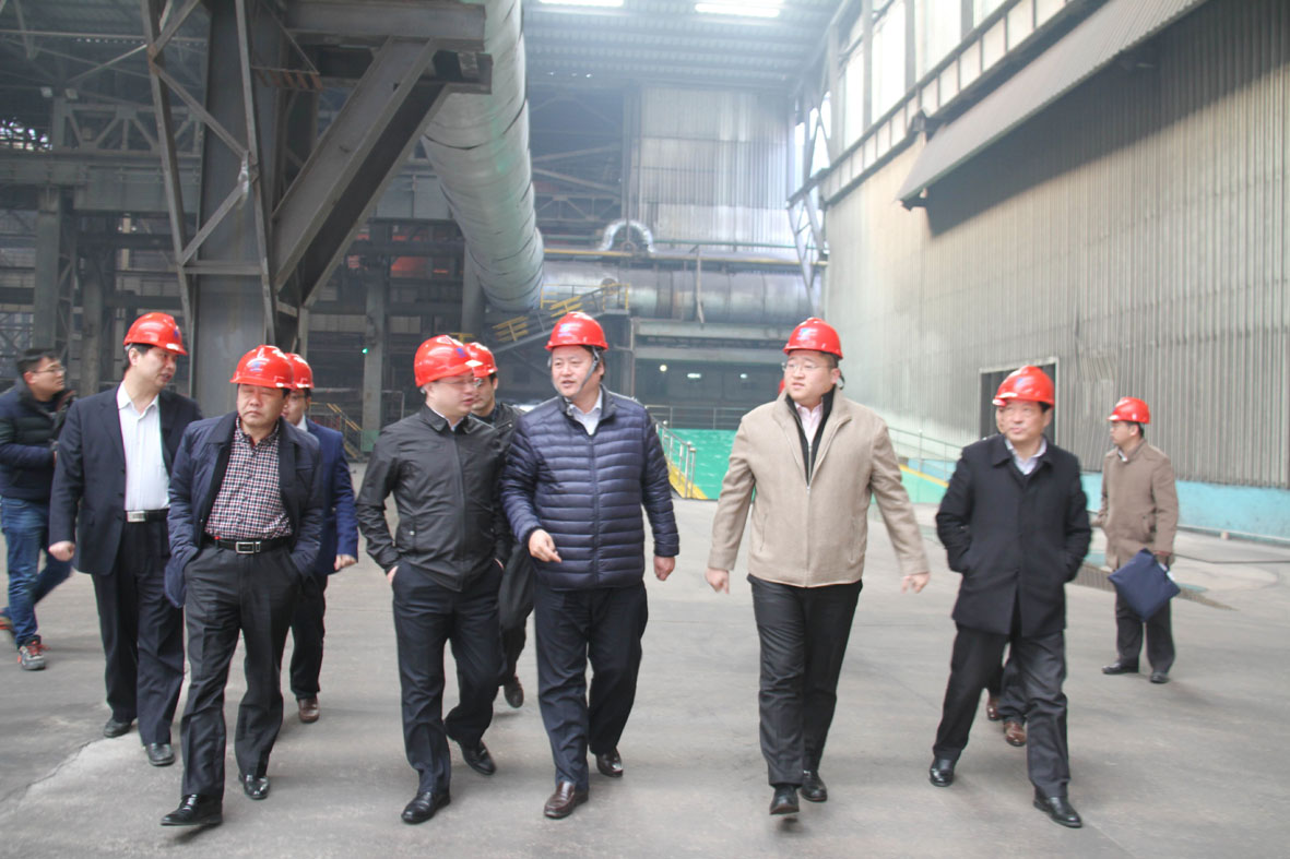 图为徐家保一行在兴鑫钢铁调研.(赵占成 摄)
