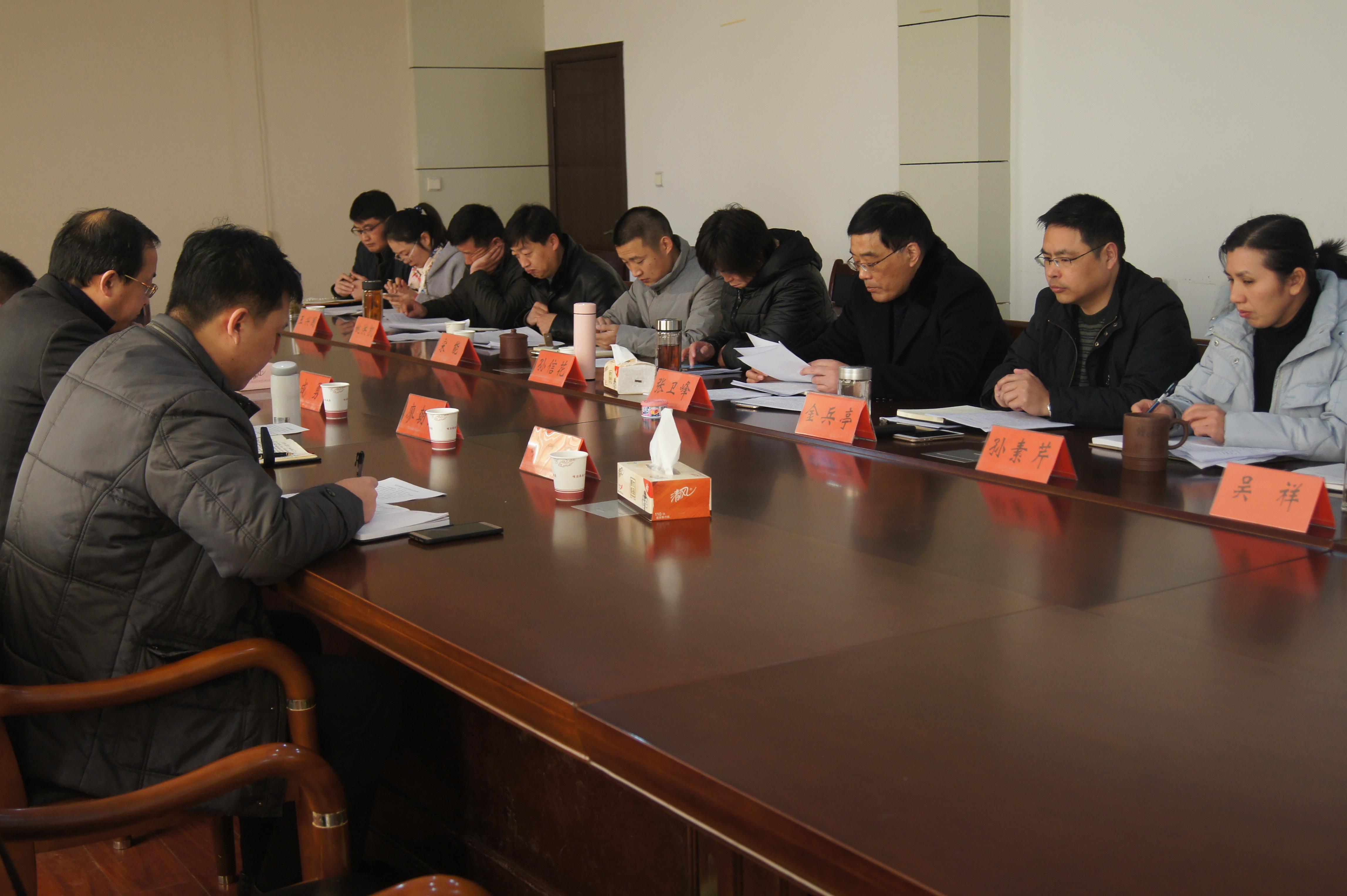 会上,通报了2016年度民主生活会整改方案落实情况,张卫峰代表镇领导