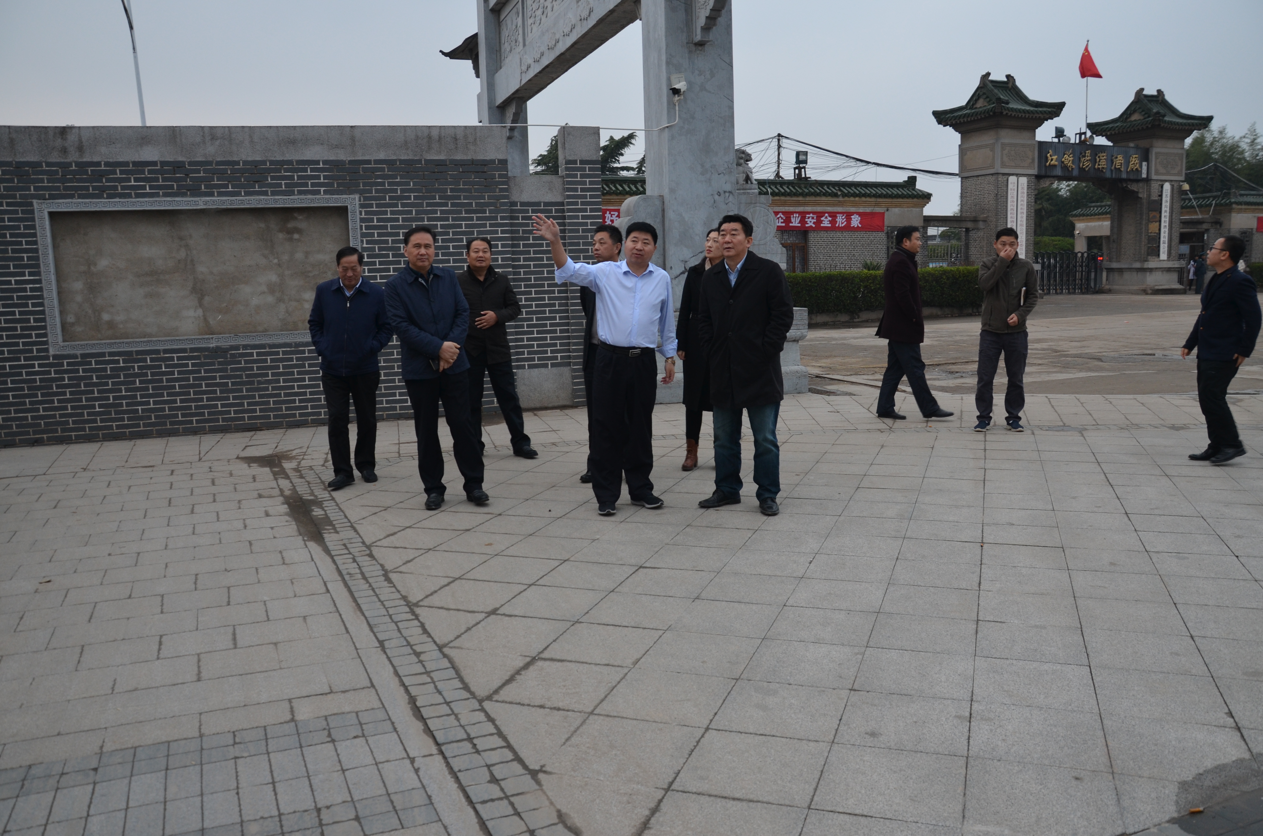 副县长张友明简单介绍了灌南县经济社会发展情况,汤沟镇党委书记何